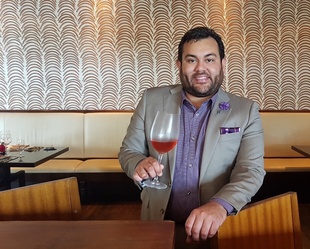 Gabriel Molina, sumiller y gerente de bebidas en JW Marriott Panama