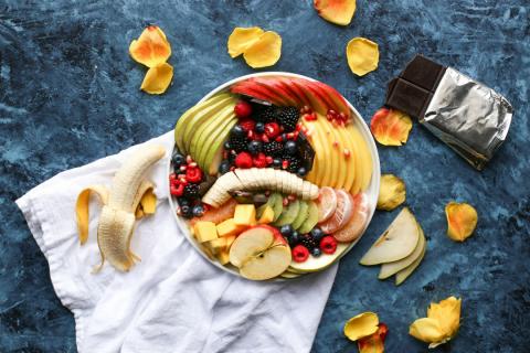 La fructosa está presente en frutas y otros alimentos procesados.