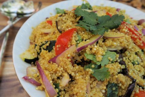 La ensalada de quinua es fácil de elaborar y saludable.